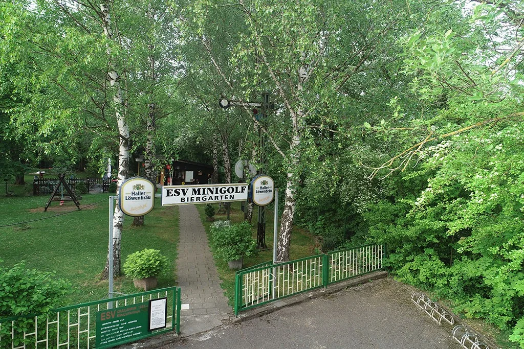 Eingang zum Minigolfplatz und Biergarten